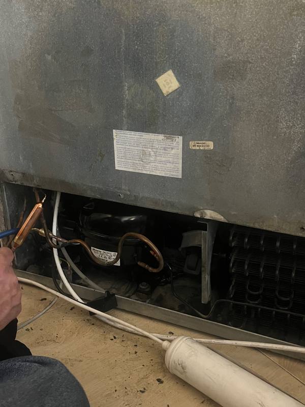تعویض کمپرسور و شارژ گاز یخچال ساید بای ساید در محل